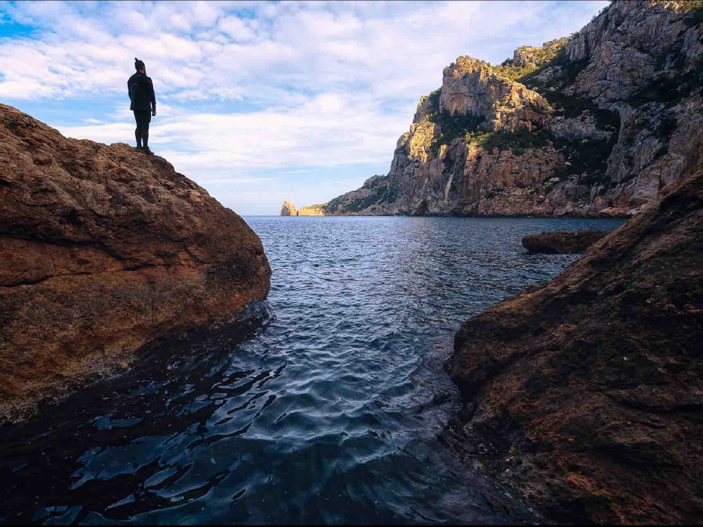 Ruta de Senderismo a Cala Abandonada con Snorkel en Ibiza