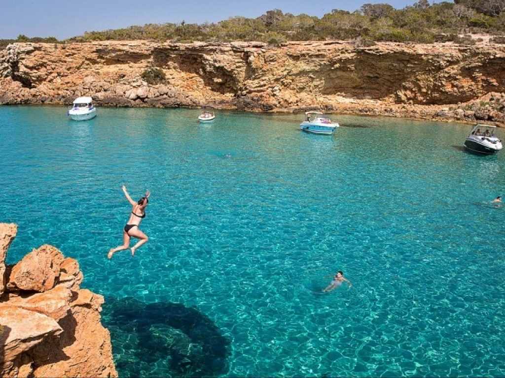 Tour en Crucero por las Calas Secretas de Ibiza con Paddle, Snorkel y Gastronomía.