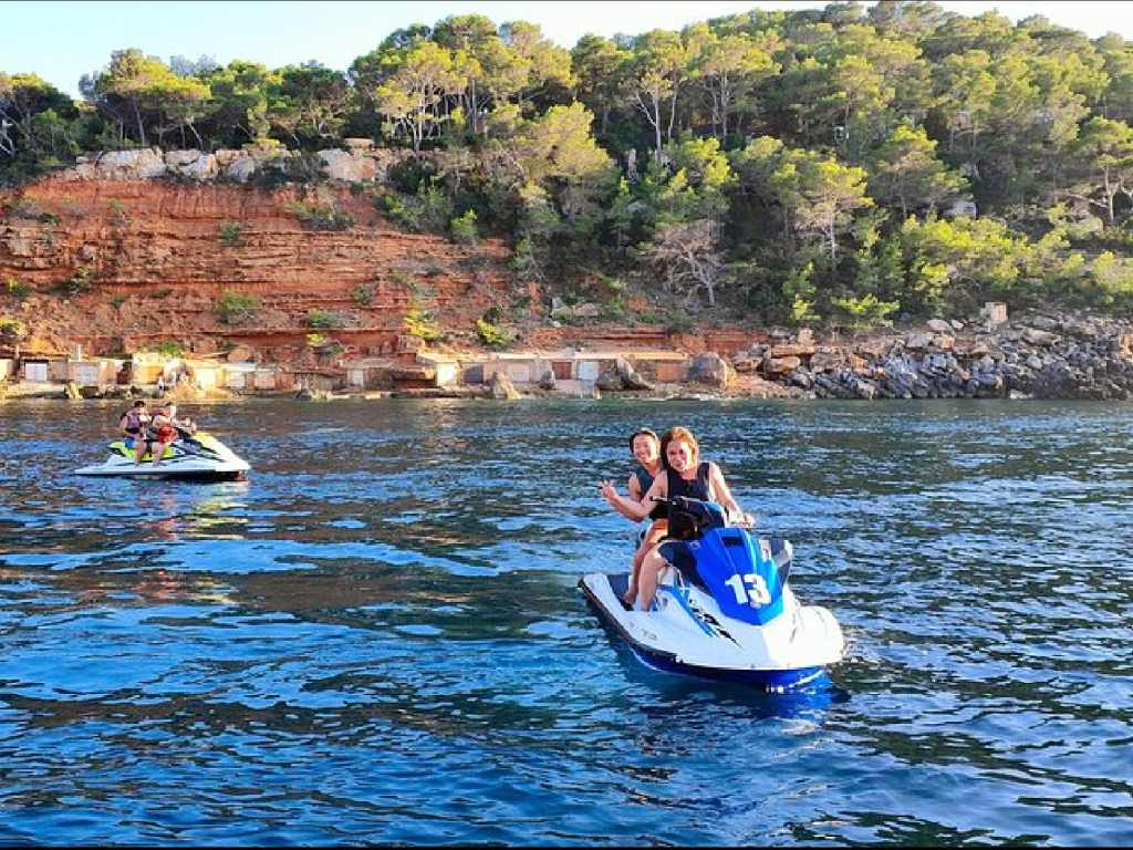 Tour Guiado en Jet Sky a Cala Salada en Ibiza