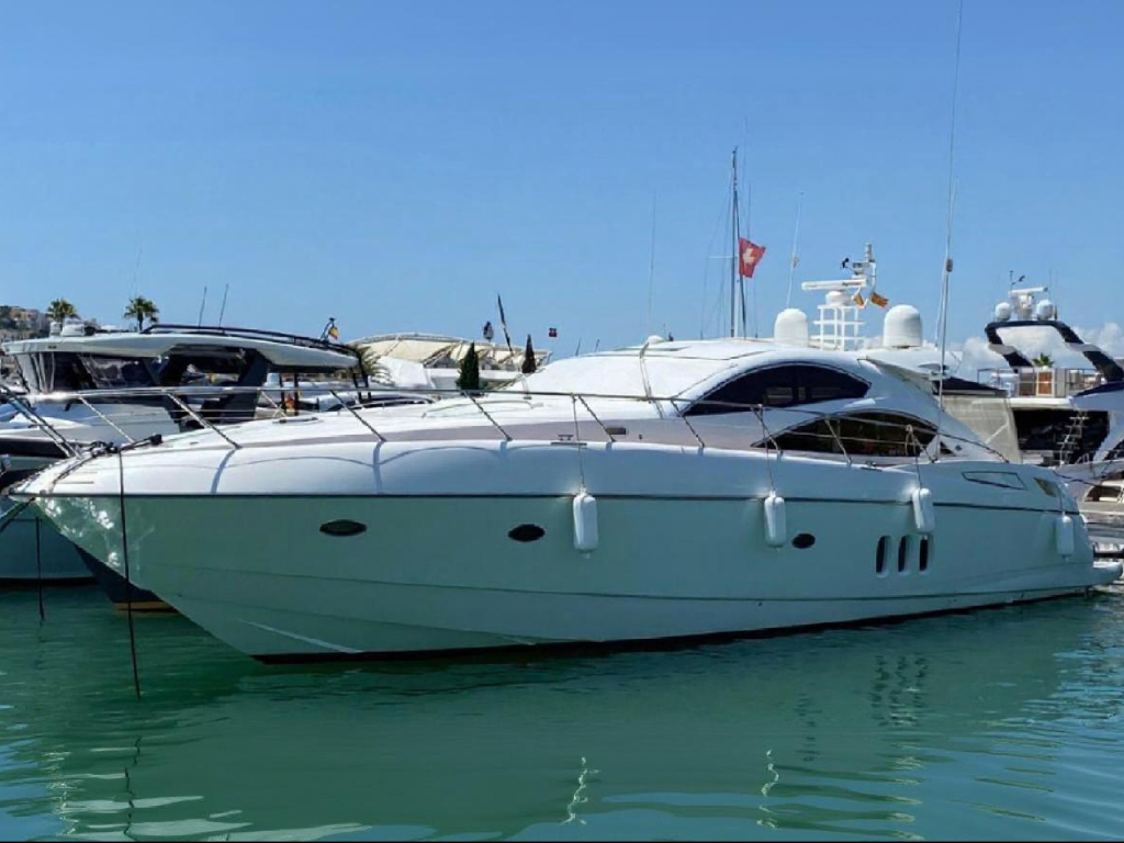 Yate Sunseeker 62 – Elegancia en el Mar de Ibiza