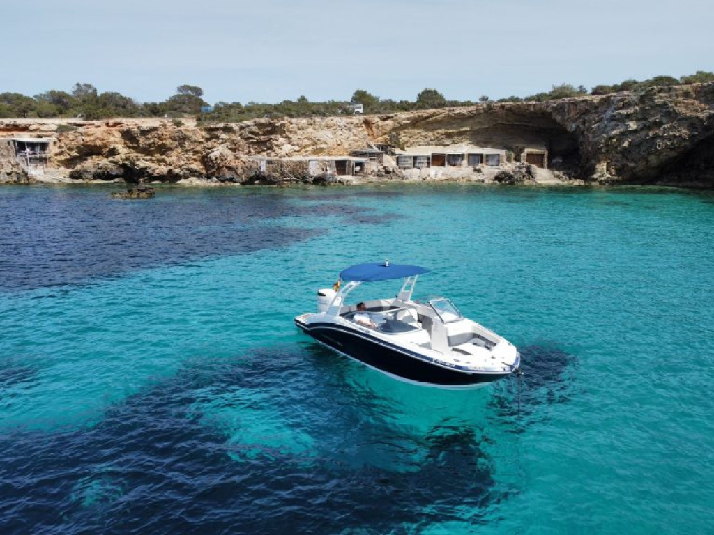 Alquiler de lancha deportiva Chaparral Suncoast 230 en Ibiza