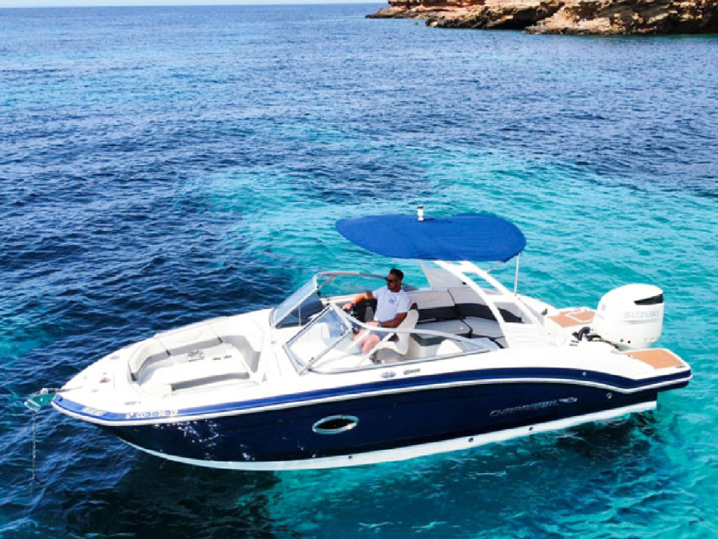 Charter privado de lujo a Cala Bassa y Cala Comte