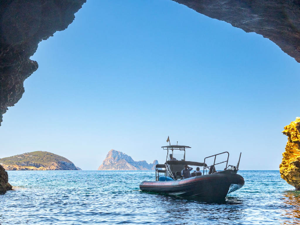 Excursión privada en Lancha a Es Vedrà y Atlantis + Snorkel